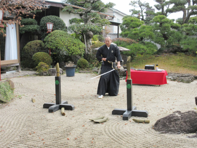 福岡県大牟田市にある料亭新みなとで見ることができる師範による演武風景