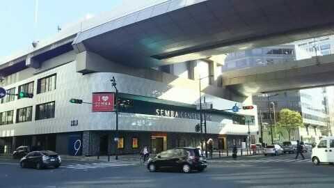 船場センタービルの外観と上を通る道路