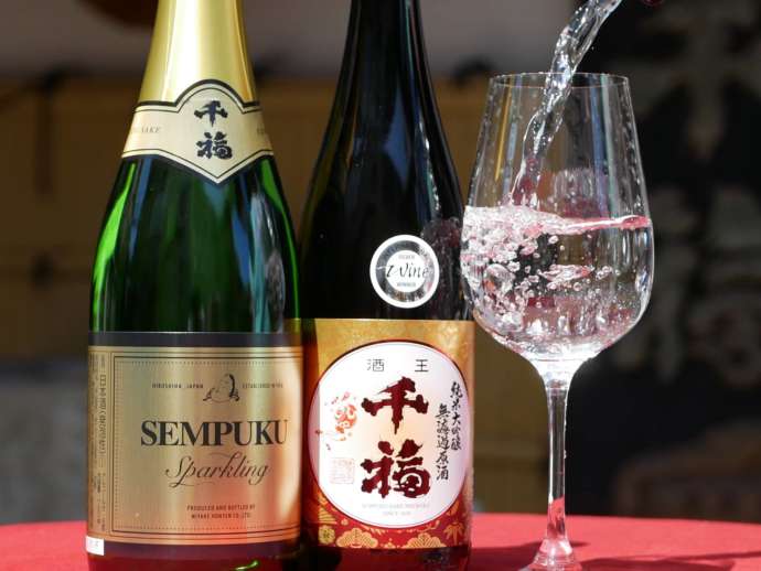 広島県呉市の酒造「三宅本店」の日本酒「千福」を注ぐイメージカット