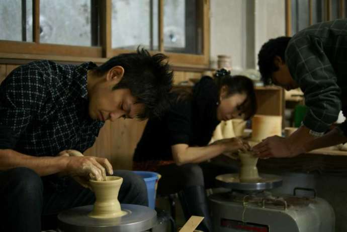 電動ろくろ体験の様子