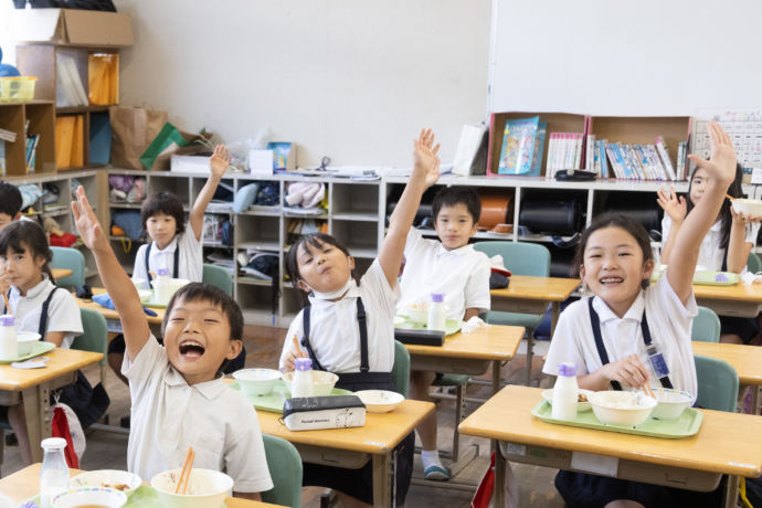 学校で給食を食べる子ども達