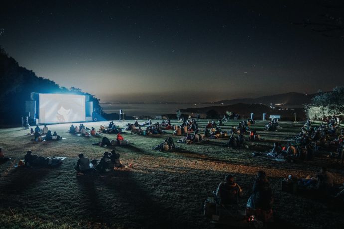 オリーブ園での野外映画館「ほしのさざなみ映画館」