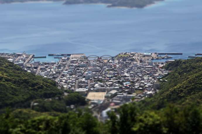 高知山と古仁屋地区の街並