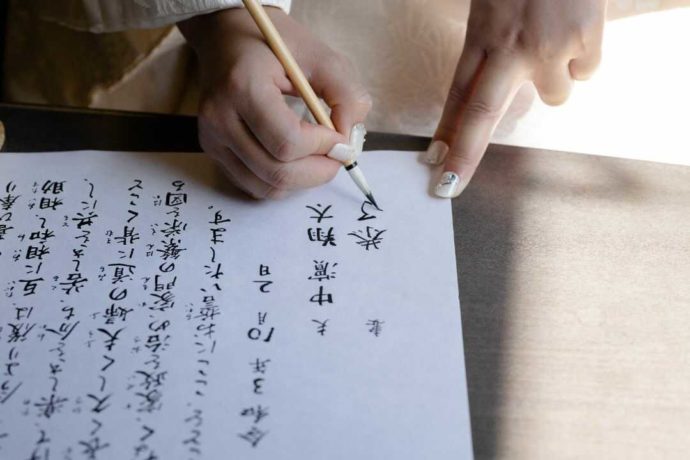 婚儀の誓文書へ著名する新婦の手元