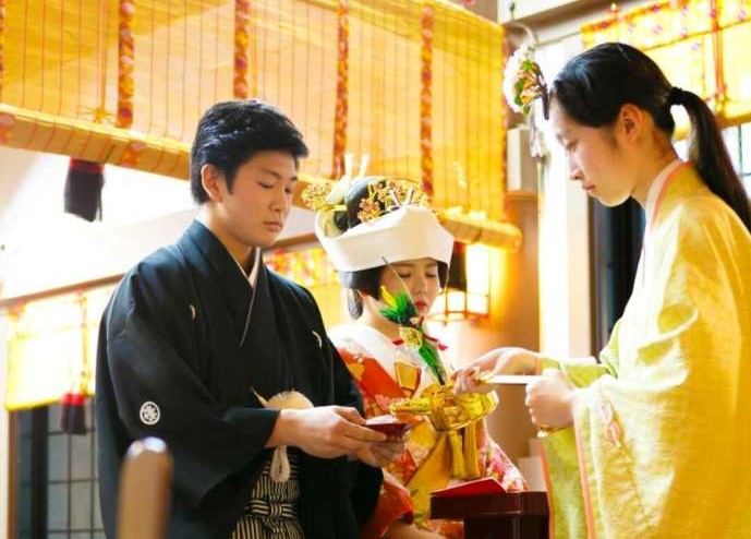 東京都港区にある芝大神宮の神前式「三献の儀」