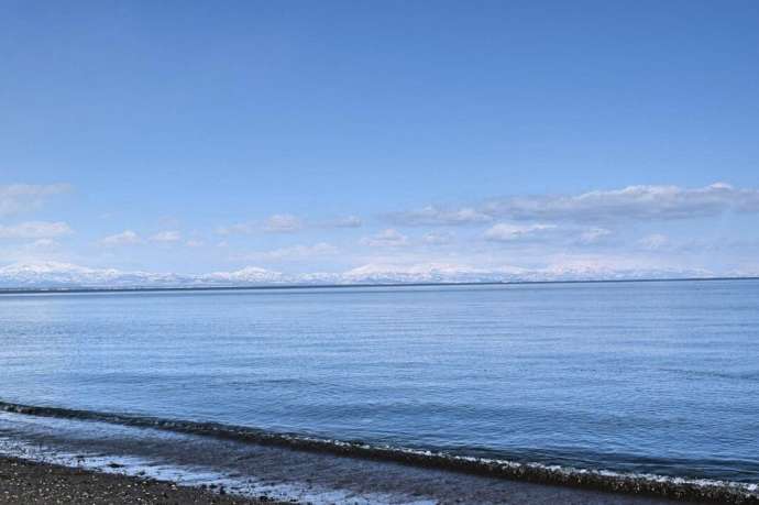 標津町の「しべつ海の公園」から望むオホーツク海と知床連山