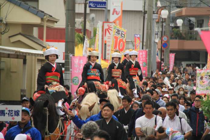 お釈迦まつりで賑わう街