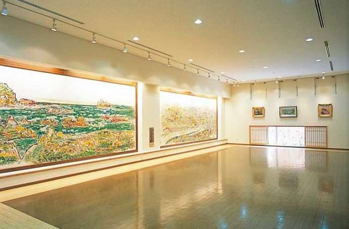 しぶや美術館新館1階の第三展示室の様子