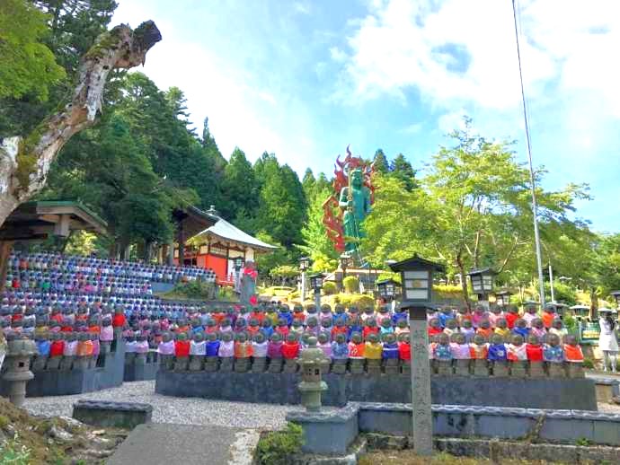 「玉桂寺前」の境内には色鮮やかな地蔵が所狭しと並ぶ