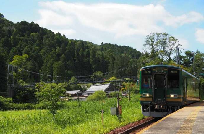 玉桂前駅のホームに入ってくるワンマン列車