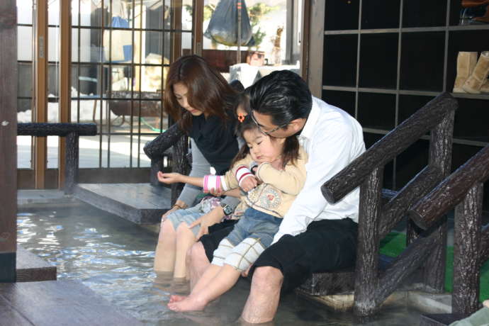 しかべ間歇泉の足湯を楽しむ家族連れ