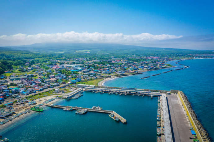 鹿部温泉観光協会画像：鹿部町を空撮した写真