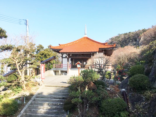 堂床山の中腹にある清水大師寺