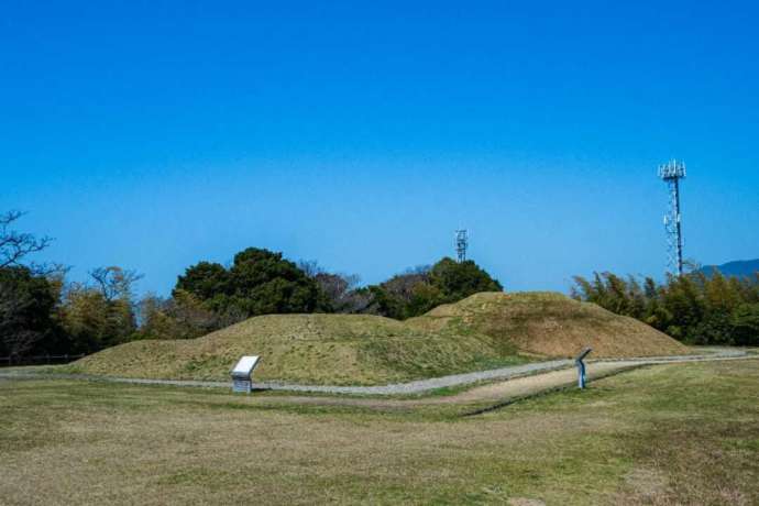 屋外の史跡公園に展示されている若宮古墳