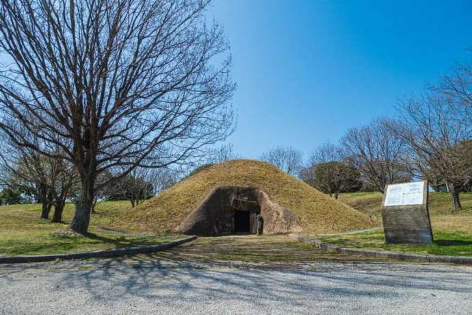 屋外の史跡公園に展示されている岩谷古墳