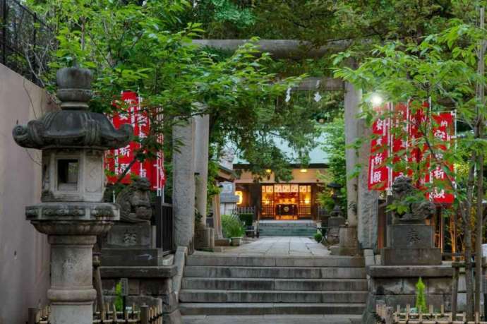 下神明天祖神社の夕暮れの境内の様子