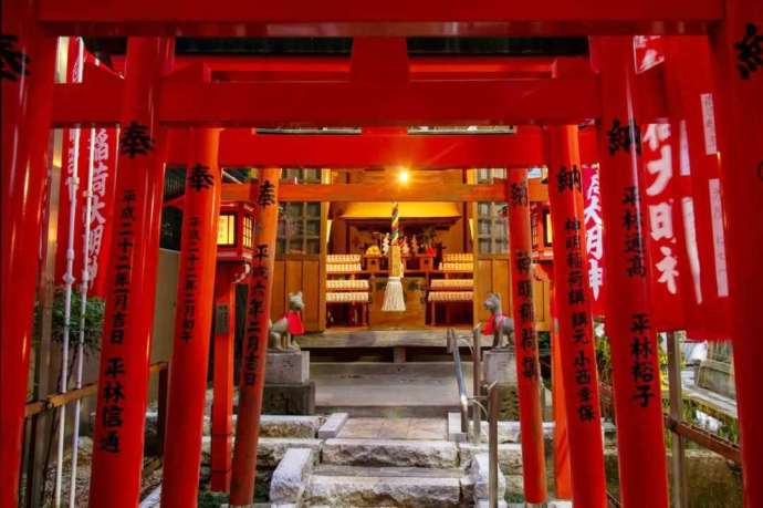 下神明天祖神社の夕暮れの稲荷社の様子