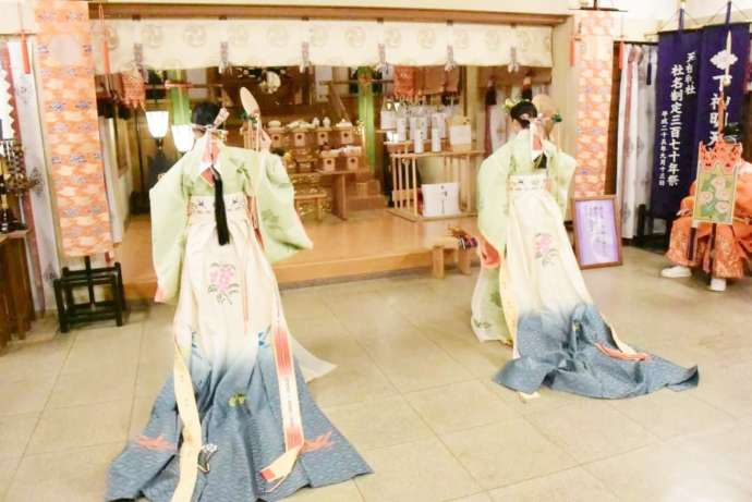 下神明天祖神社の祭りで巫女が舞う様子