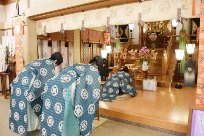 下神明天祖神社の祭典を行う神職たちの様子