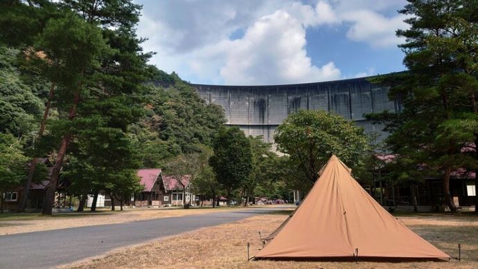 下北山村にある下北山スポーツ公園のキャンプ場でテントを張る