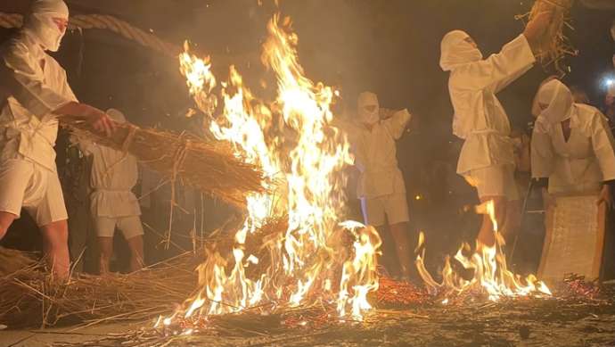 大宝八幡宮の松明祭