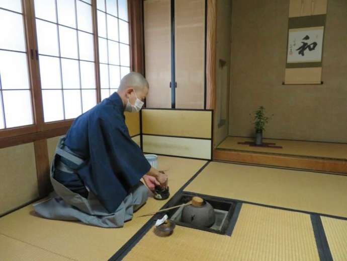 下末真福寺の茶道教室の様子