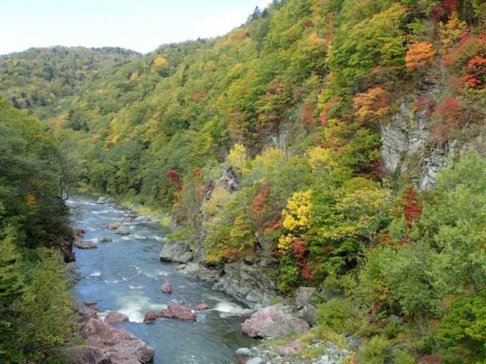 占冠村を流れる鵡川沿いにあるカラフルな巨石が特徴的な「赤岩青巌峡」