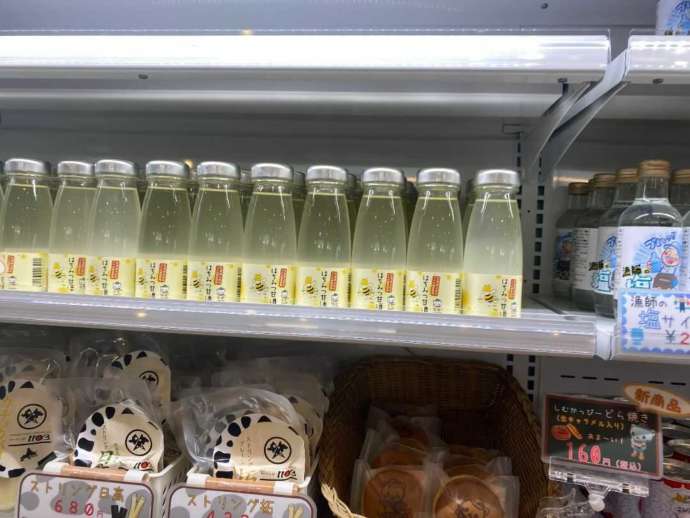 道の駅「自然体感しむかっぷ」で購入できる新商品の「はちみつ甘酒」