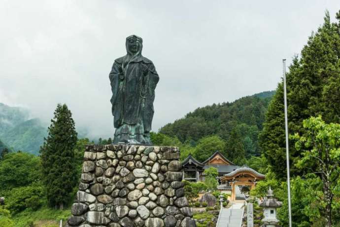 「信濃比叡 廣拯院」の境内に建立された伝教大師・最澄上人の立像（その1）