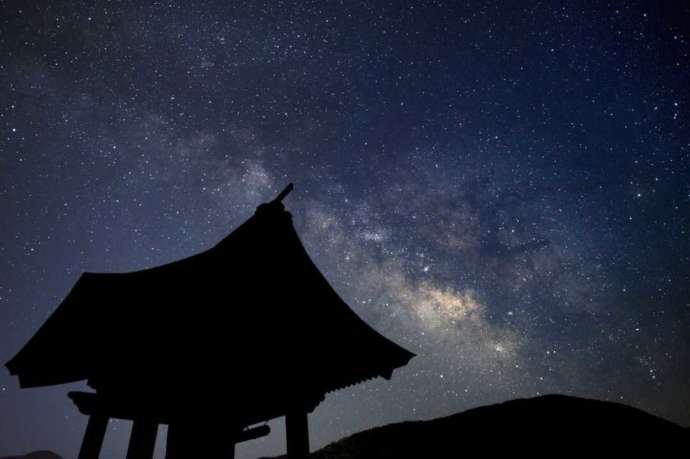 「信濃比叡 廣拯院」の境内から望む星空