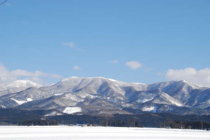 一面に雪が積もった冬の田園風景