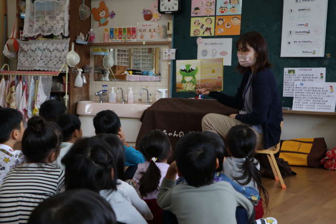 読み聞かせを聞いている子どもたち