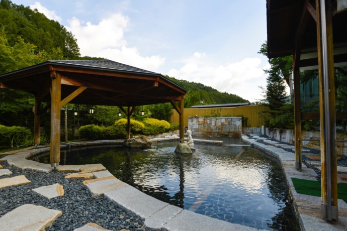 「道の駅 信州平谷」併設の日帰り入浴施設「ひまわりの湯」の庭園露天風呂（女湯）