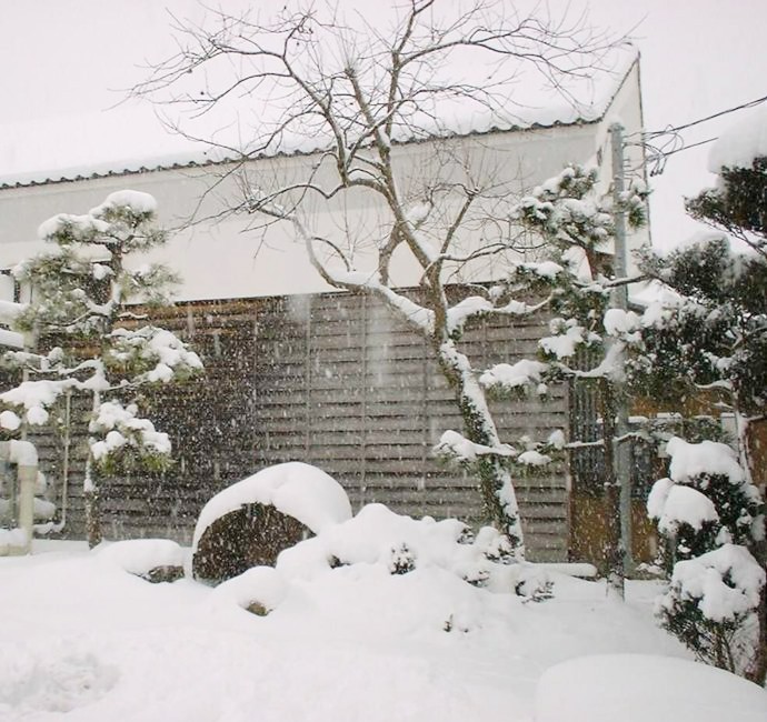 雪が積もった塩川酒造の仕込蔵