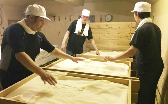 塩川酒造の酒蔵で麹を作っている作業風景