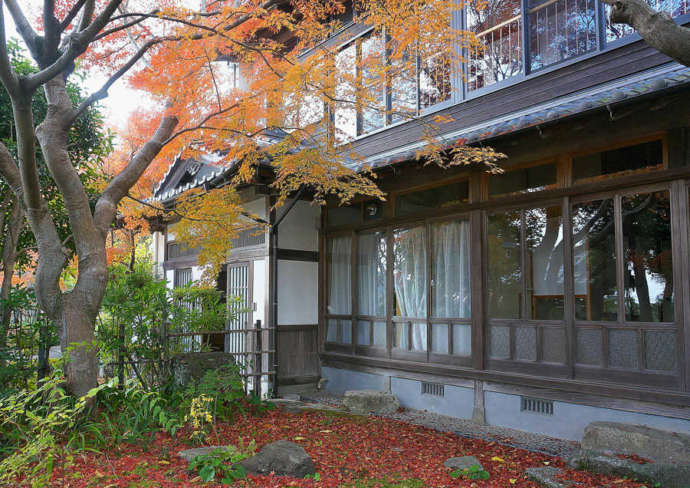 福岡県北九州市の「北九州市立白野江植物公園」にある休憩棟の外観