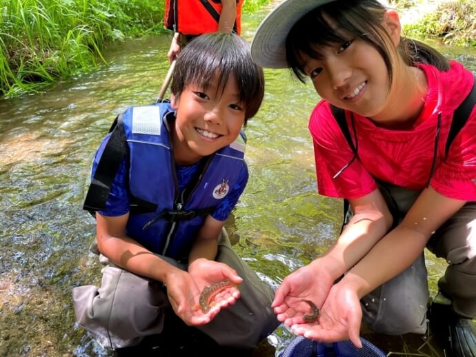 「知床アルパ株式会社」によるさかな捕り体験中の子供さんたち