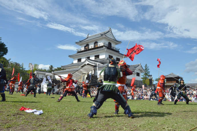 白石城で開催される鬼小十郎まつりの様子