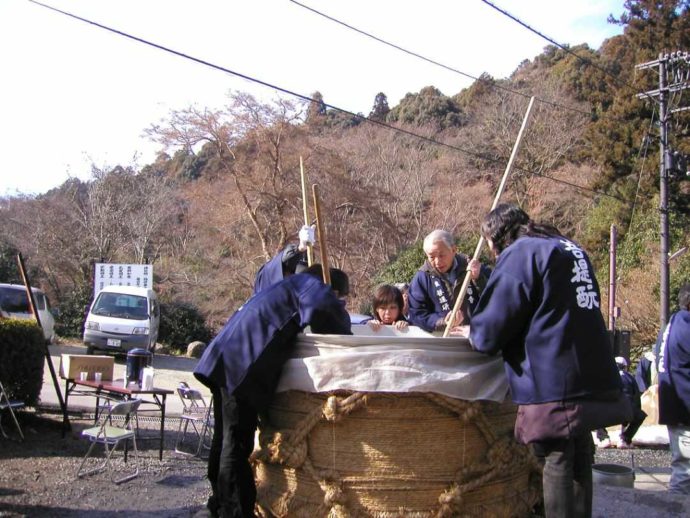 菩提酛を仕込んでいる八木酒造株式会社の職人たち