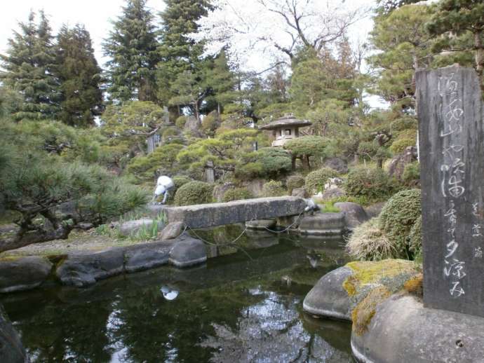 「将棋むら天童タワー」敷地内の「芭蕉公園」（中庭）