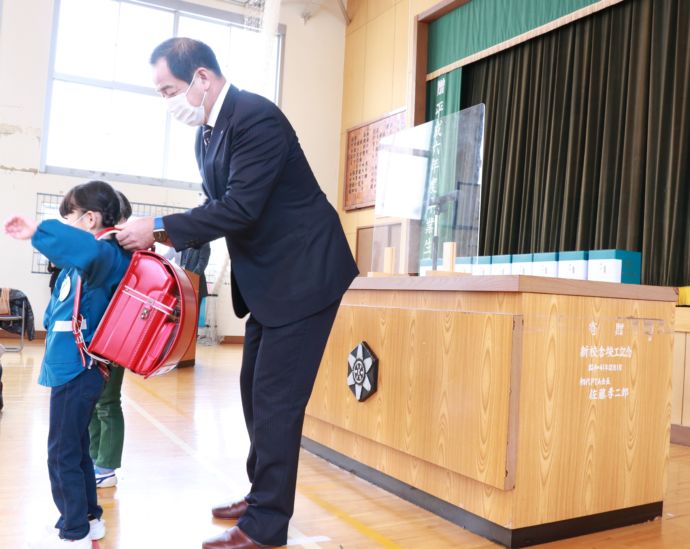 山形県庄内町で行われたランドセル贈呈式