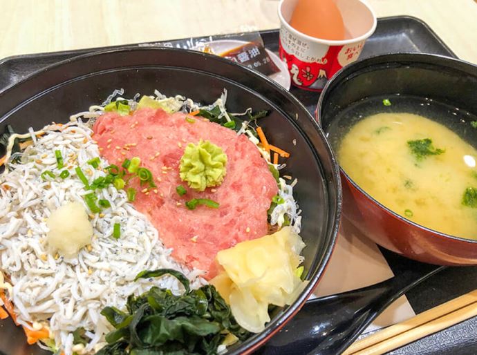 テラスモール湘南とびっちょ・しらすとネギの2色丼