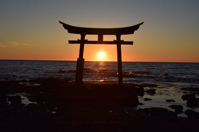 金比羅神社の鳥居の中に沈む夕日