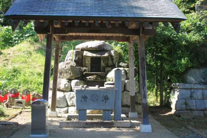 佐白山正福寺の境内にある手水舎