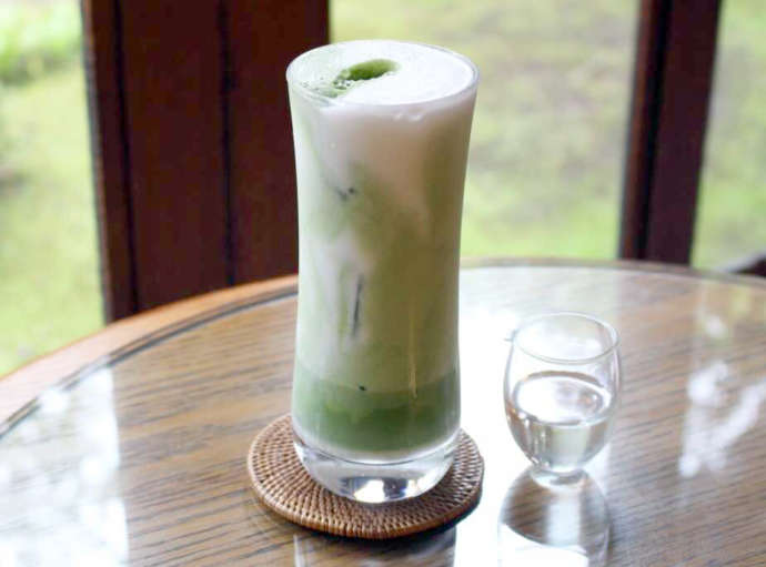 縁側カフェのアイス抹茶ラテ