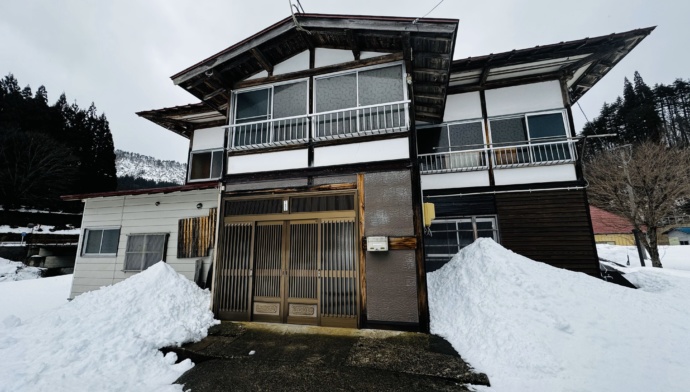 福島県昭和村松山地区にある古民家の外観