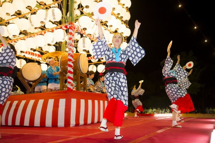 郷土遺産の草地踊りを紹介する観光盆踊り大会の踊り子さんたち