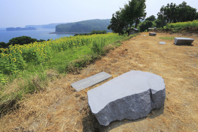 長崎鼻にあるオノ・ヨーコ作のアート「見えないベンチ」