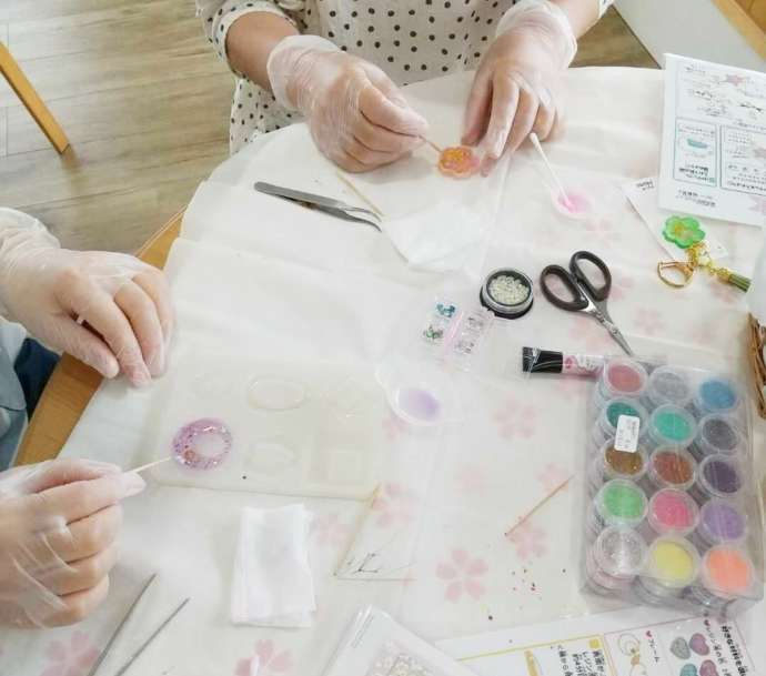「手芸工房Hana」のUVレジンクラフト体験の様子