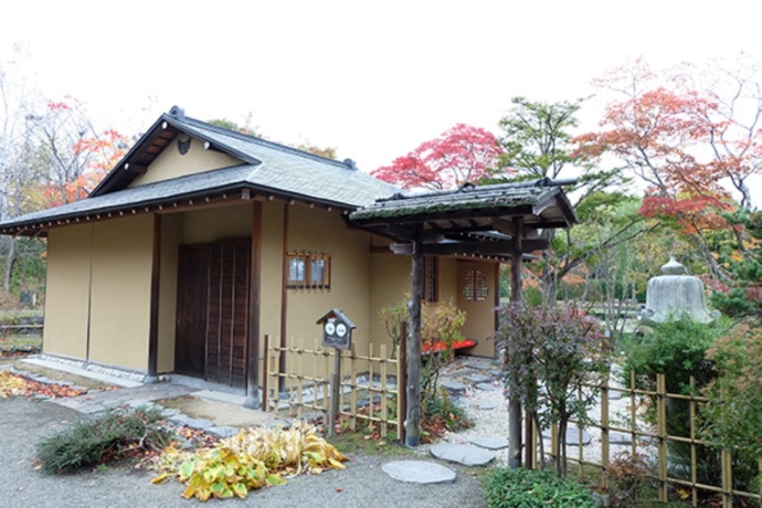 「玉泉館跡地公園」内の茶室外観（秋）